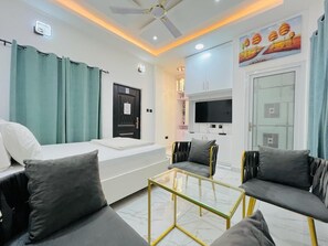 Standard Room | In-room safe, desk, laptop workspace, iron/ironing board - Kamara Lakeview Hotel (Bamahu)