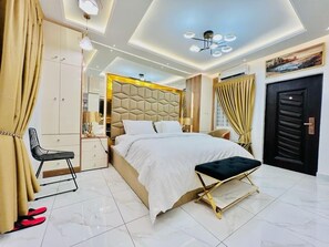 Luxury Room, Balcony | In-room safe, desk, laptop workspace, iron/ironing board - Kamara Lakeview Hotel (Bamahu)