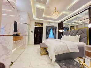 Luksushuone, parveke | Tallelokero huoneessa, työpöytä