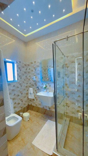 Comfort-huone | Kylpyhuone | Suihku, hierova suihkupää, tohvelit, pyyhkeet