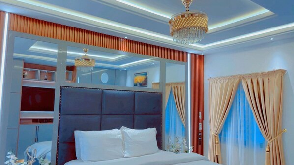 Comfort-huone | Tallelokero huoneessa, työpöytä