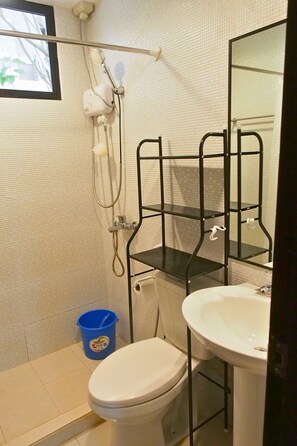 Regadera, toallas, jabón, shampoo 