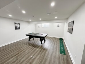 Games room - 4 Bedroom and 4 Full Bathroom Bungalow Minutes from Niagara Falls (Niagara Falls)