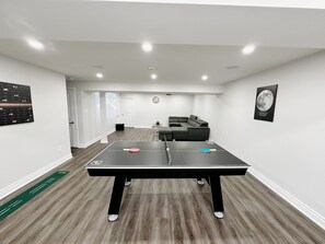 Games room - 4 Bedroom and 4 Full Bathroom Bungalow Minutes from Niagara Falls (Niagara Falls)