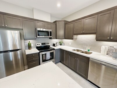 4 Bedroom and 4 Full Bathroom Bungalow Minutes from Niagara Falls