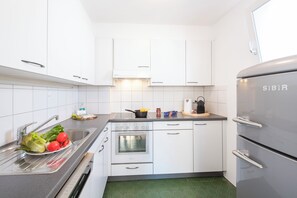 Een koelkast, een oven, een kookplaat, een vaatwasser
