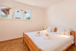 3 bedrooms, free WiFi, bed sheets - Casa Carolina 2 Losone 3BR with Private Garden, Losone, Switzerland (Losone)