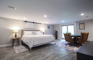 3 bedrooms, desk, iron/ironing board, travel crib