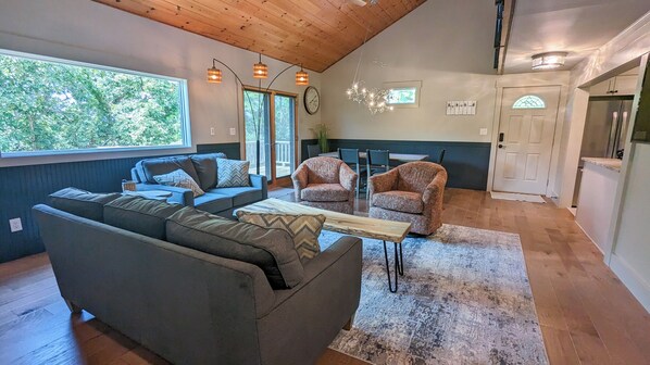 Smart TV, fireplace, books, offices