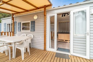 Outdoor dining - Chez Claude – Shared Pool, Private Terrace, and Air Conditioning (Port-la-Nouvelle)