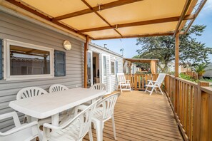 Outdoor dining - Chez Claude – Shared Pool, Private Terrace, and Air Conditioning (Port-la-Nouvelle)