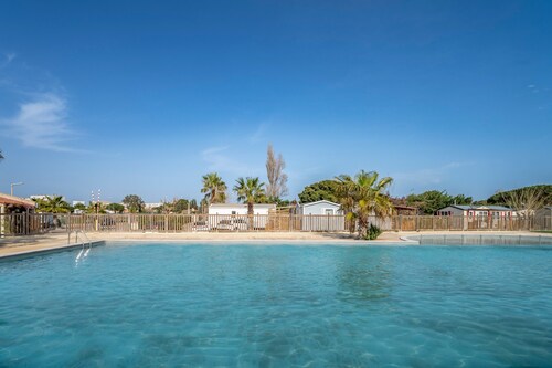 Chez Claude – Shared Pool, Private Terrace, and Air Conditioning