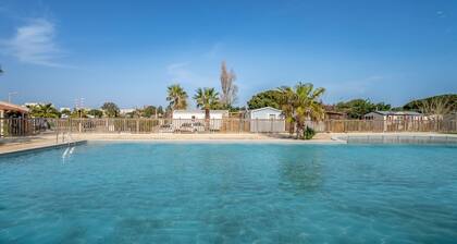 Chez Claude – Shared Pool, Private Terrace, and Air Conditioning