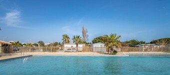 Chez Claude – Shared Pool, Private Terrace, and Air Conditioning