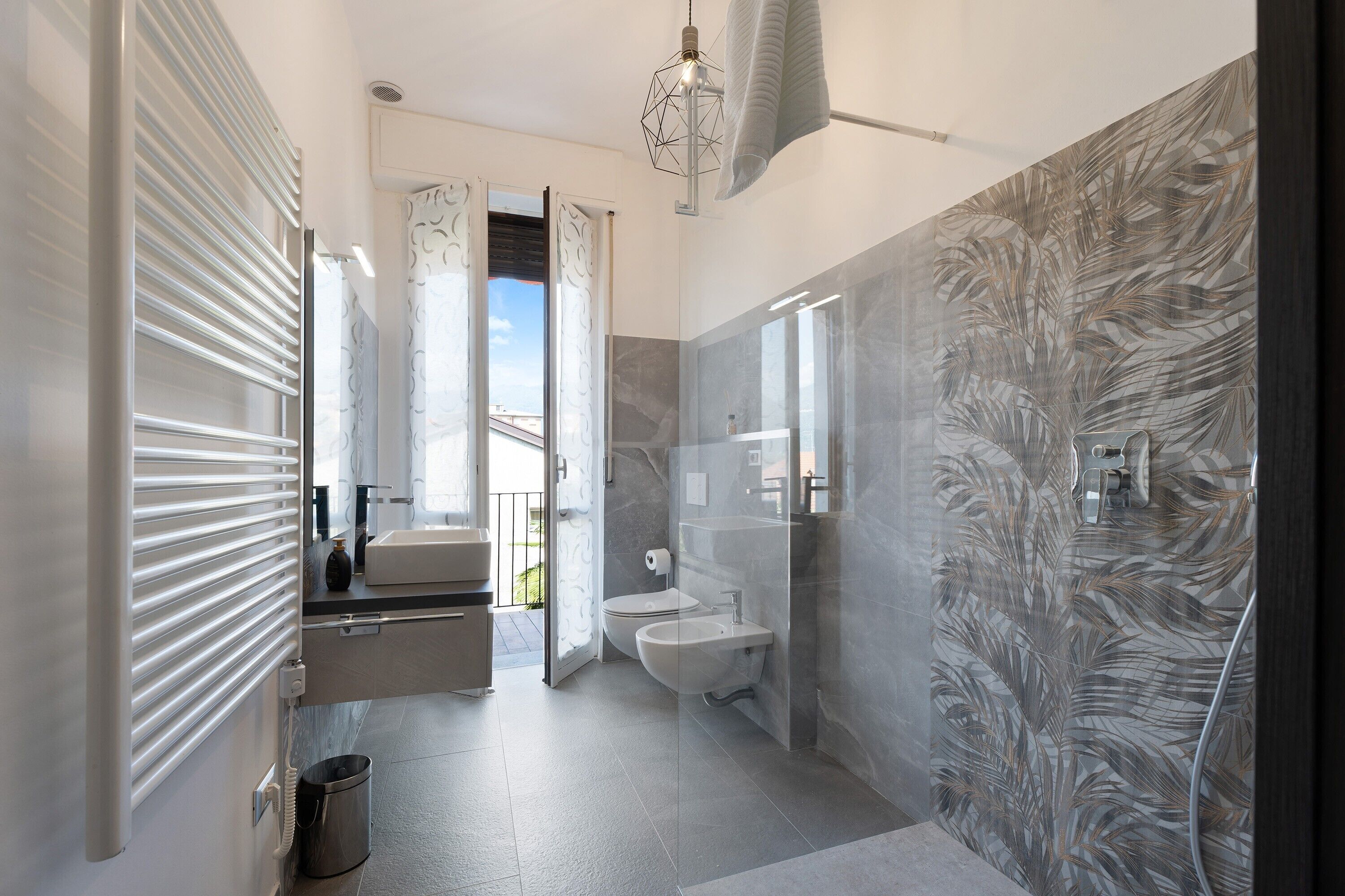 Douche, séchoir à cheveux, serviettes fournies