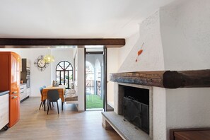 Interior - Apartment 'Mansarda Vialba' in Holiday Home with Lake View and Balconies (Germignaga)