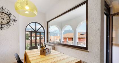 Apartment 'Mansarda Vialba' in Ferienhaus mit Seeblick und Balkonen