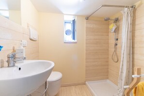 Regadera, secadora de cabello, toallas 