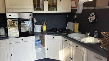 Een koelkast, een microgolfoven, een oven, een kookplaat