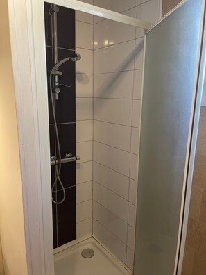 Dusche, Haartrockner, Handtücher