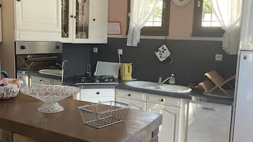 Kjøleskap, mikrobølgeovn, ovn og kokeplater