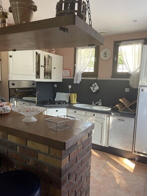 Kjøleskap, mikrobølgeovn, ovn og kokeplater