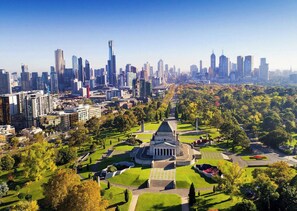 Stadsgezicht met een groot park, met een opvallend monument, omringd door wolkenkrabbers.