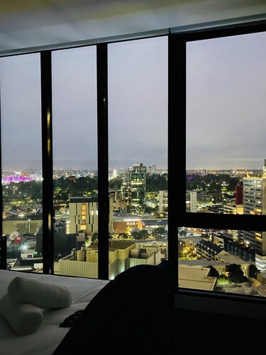 City Hidden Gem - Delux 2B with Parking/Balcony/Pool/Sauna/Gym, Walk to Crown!