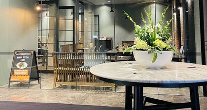 City Hidden Gem - Delux 2B with Parking/Balcony/Pool/Sauna/Gym, Walk to Crown!