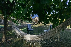 Property grounds - Holiday Home 'La Rectoría De Castellar' with Mountain View, Pool, Garden & Wi-Fi (LA VALL DE BIANYA)