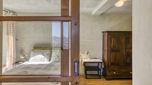 Una habitación con cama, escritorio, silla y armario.