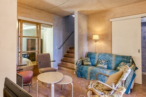 Fernseher, Kamin, DVD-Player