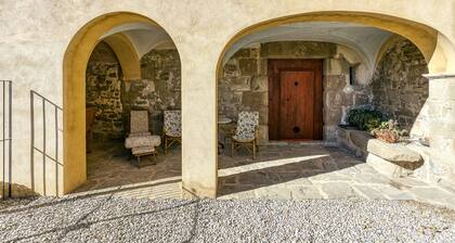 Holiday Home 'La Rectoría De Castellar' with Mountain View, Pool, Garden & Wi-Fi