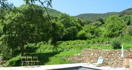 Casa de vacaciones 'La Rectoría De Castellar' con vistas a la montaña, piscina, jardín y Wi-Fi