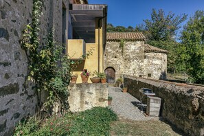 Exterior - Holiday Home 'La Rectoría De Castellar' with Mountain View, Pool, Garden & Wi-Fi (LA VALL DE BIANYA)
