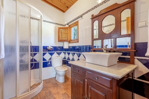 Shower, free toiletries, hair dryer, towels - Holiday Home "Deltaprego" with Private Pool & Wi-Fi (Deltebre)