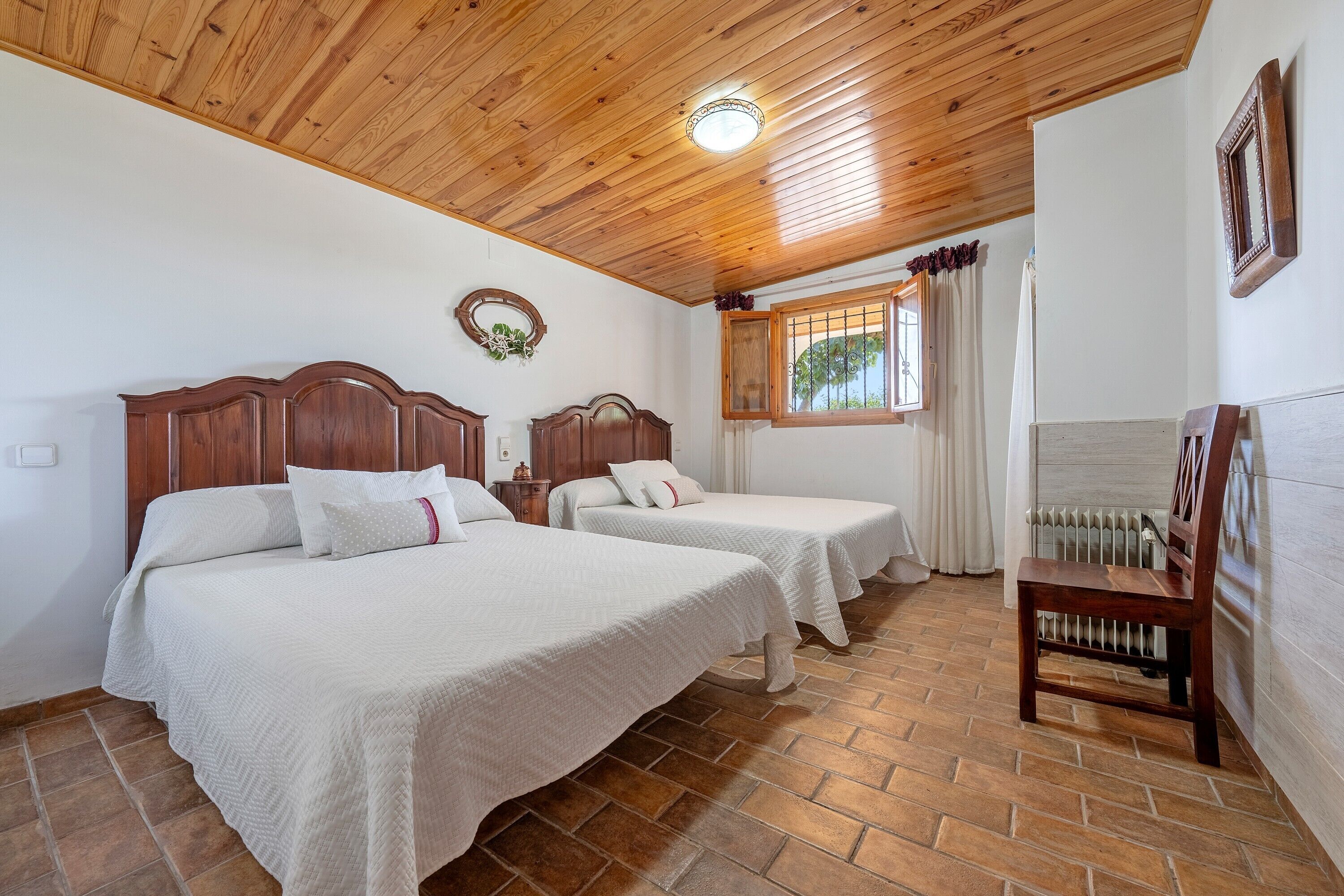 5 bedrooms, free WiFi, bed sheets