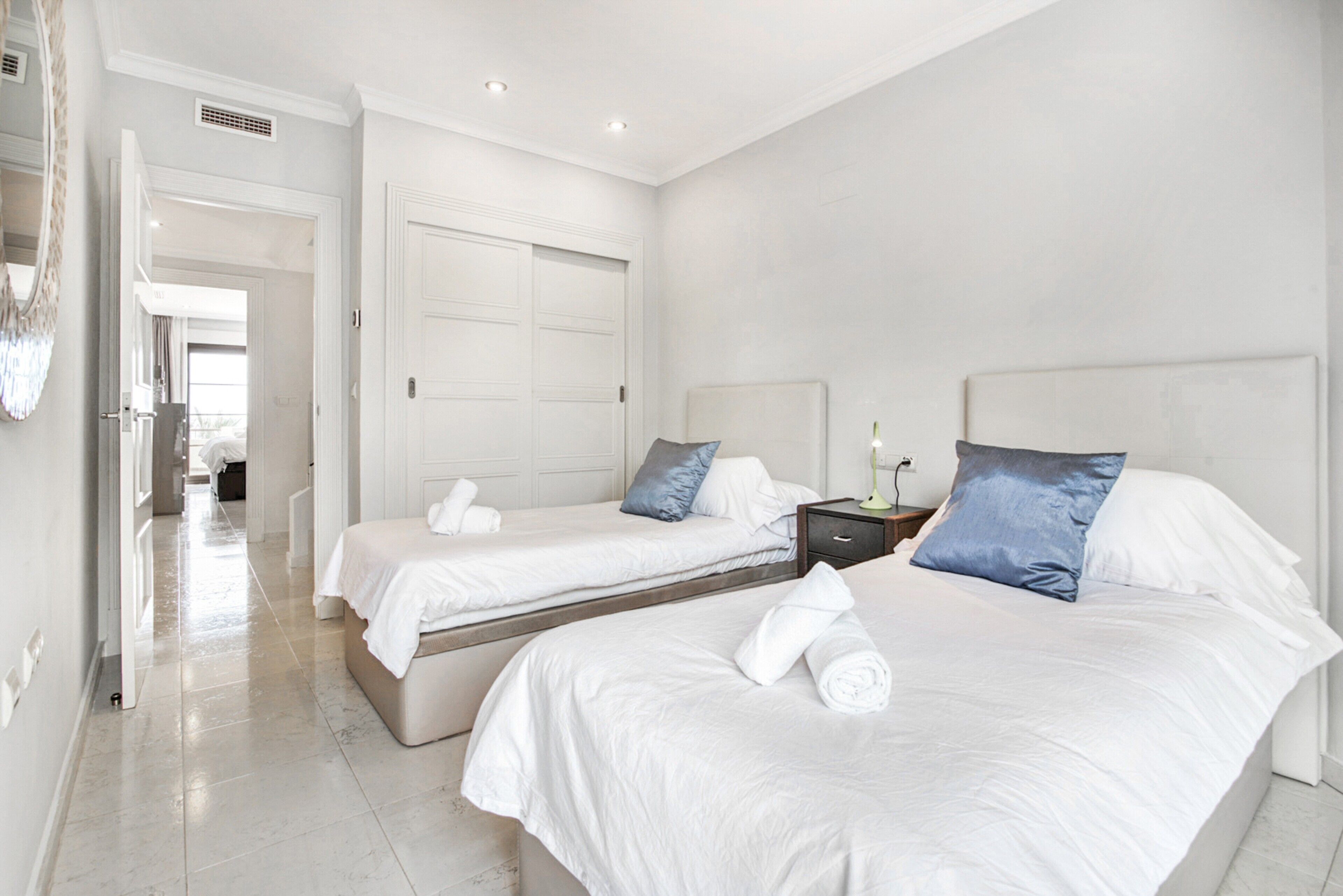 4 slaapkamers, een strijkplank/strijkijzer, gratis wifi, beddengoed