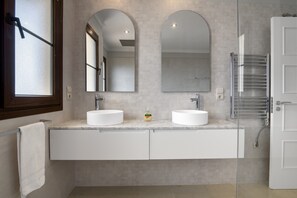 Bathtub, hair dryer, towels - Villa 'Bungalow  Gadea' with Sea View, Wi-Fi and Air Conditioning (Altea)