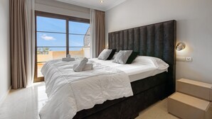 Una camera da letto con un letto grande, una testiera e un comodino.