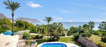 Villa 'Bungalow  Gadea' with Sea View, Wi-Fi and Air Conditioning