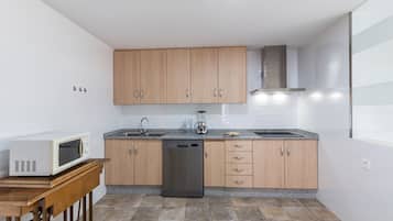 Een koelkast, een magnetron, een oven, een kookplaat