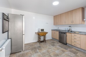 Frigorífico, microondas, horno y placa de cocina