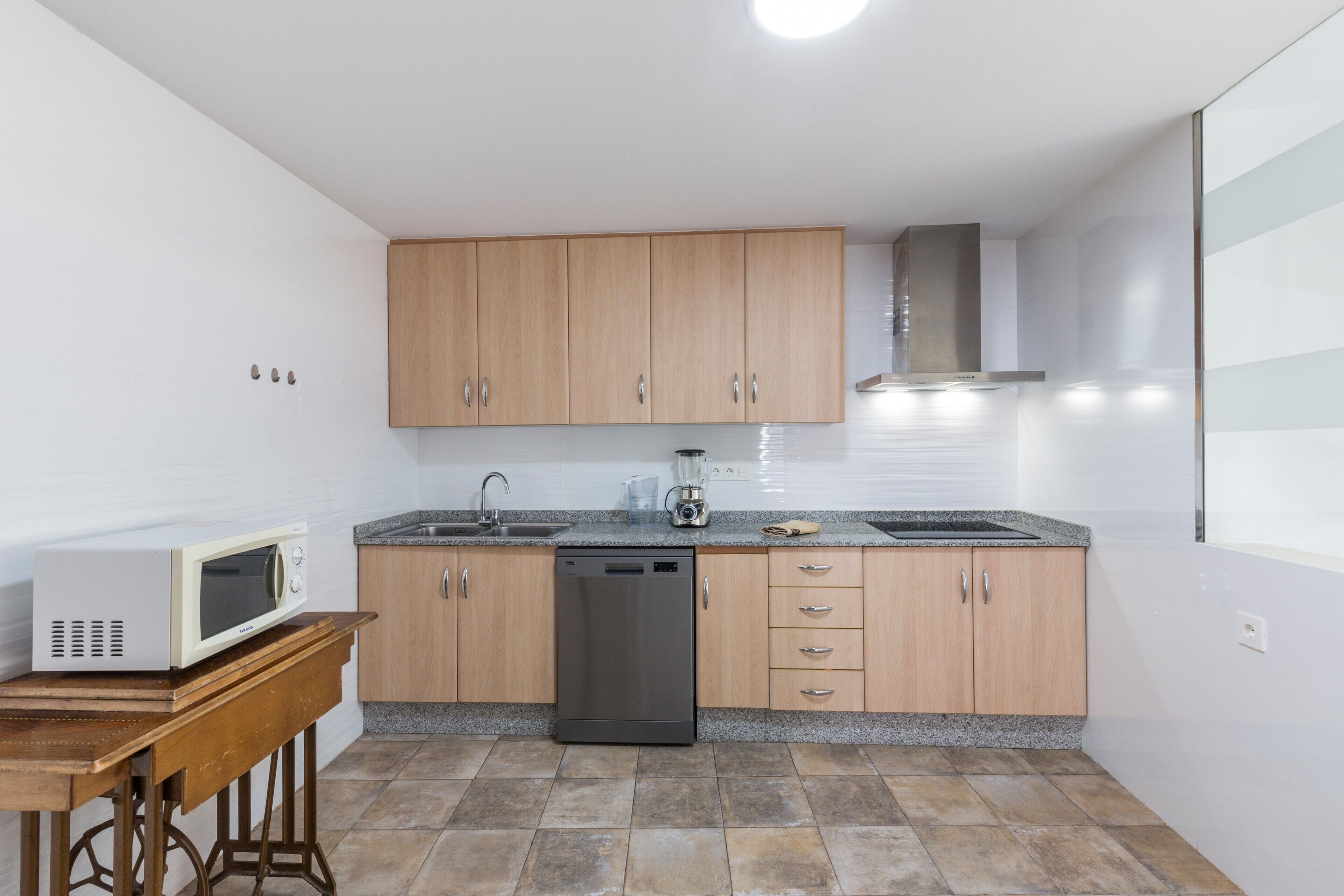 Frigorífico, microondas, horno y placa de cocina