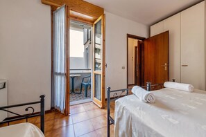 1 bedroom, bed sheets - Apartment 'Casa Vacanze Francesca' with Balcony and Air Conditioning (Bussolengo)
