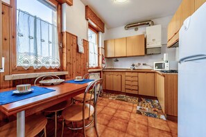 Fridge, microwave, stovetop, electric kettle - Apartment 'Casa Vacanze Francesca' with Balcony and Air Conditioning (Bussolengo)