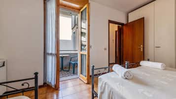 1 bedroom, bed sheets