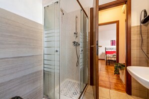 Shower, hair dryer, towels - Apartment 'Casa Vacanze Francesca' with Balcony and Air Conditioning (Bussolengo)