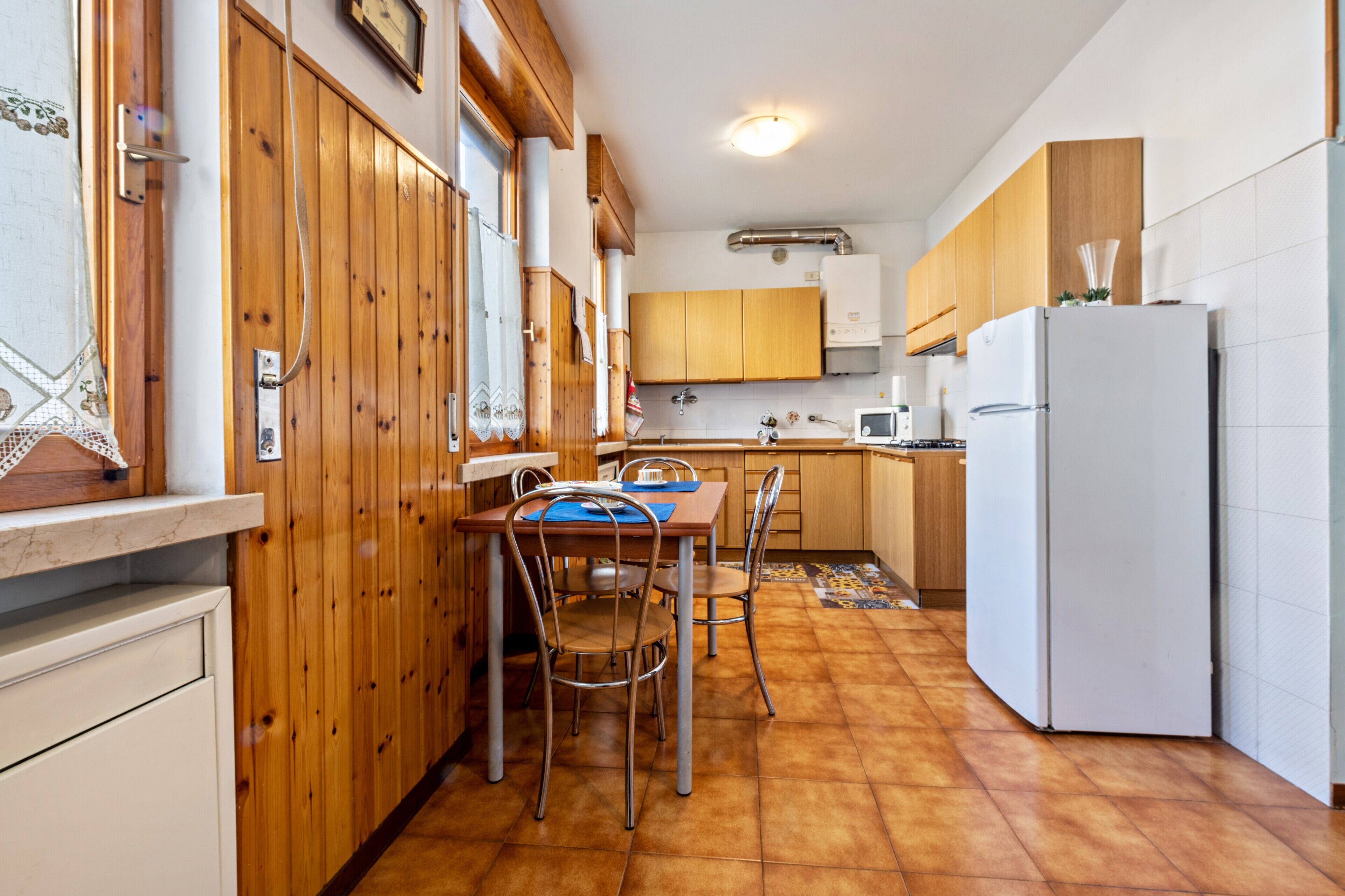 Réfrigérateur, micro-ondes, plaque de cuisson, bouilloire électrique