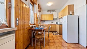 Fridge, microwave, stovetop, electric kettle